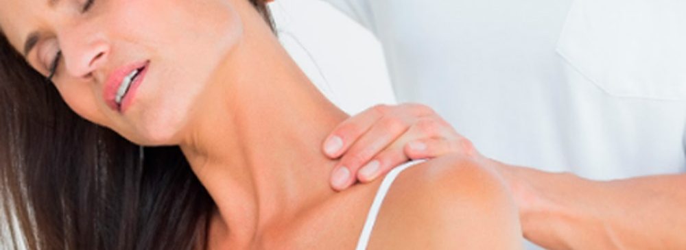 Fisioterapista a Milano esegue trattamento cervicale per dolore al collo e tensioni muscolari