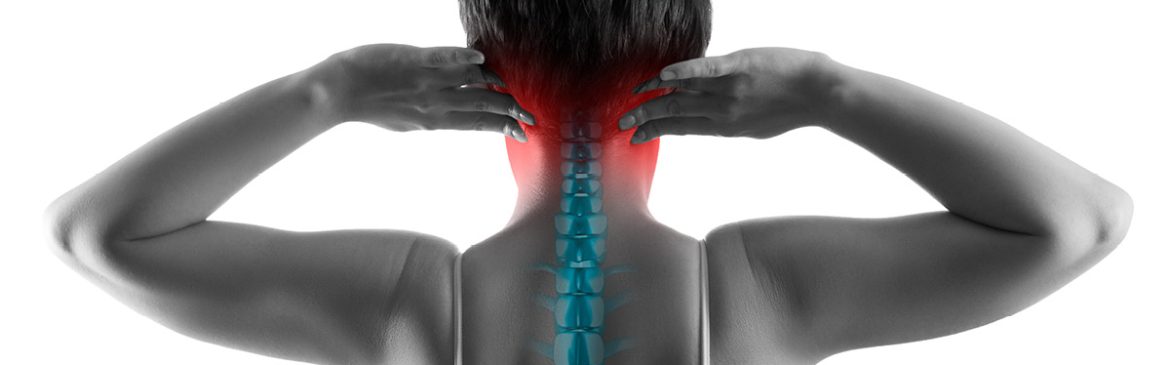 Donna vista da dietro con mani sul collo e zona cervicale evidenziata in rosso, rappresentazione visiva del dolore cervicale e infiammazione della colonna.