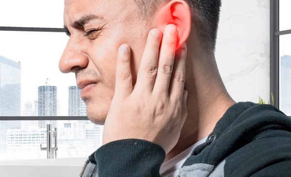 Uomo con dolore all'orecchio che potrebbe derivare da problemi cervicali