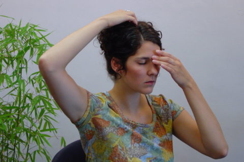 Donna esegue esercizio per trattare la vertigine parossistica posizionale benigna del canale semicircolare laterale