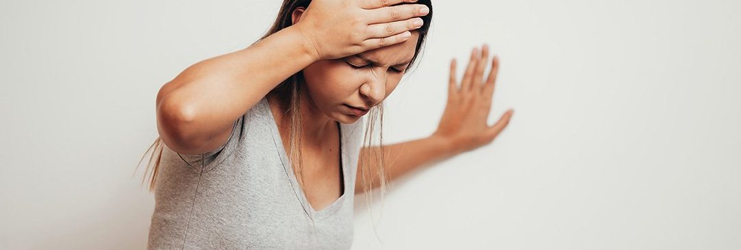 Donna che avverte vertigini e instabilità, sintomi comuni nei disturbi cervicali