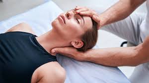 Trattamento osteopatico cervicale manuale per dolore al collo e rigidità cervicale.
