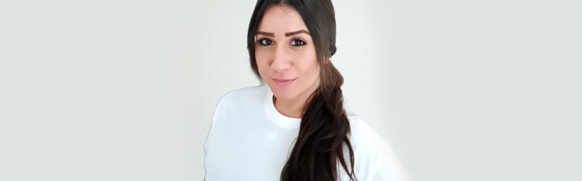 Samantha Tinelli, massaggiatrice sportiva professionale a Milano, specializzata in trattamenti fisioterapici personalizzati.