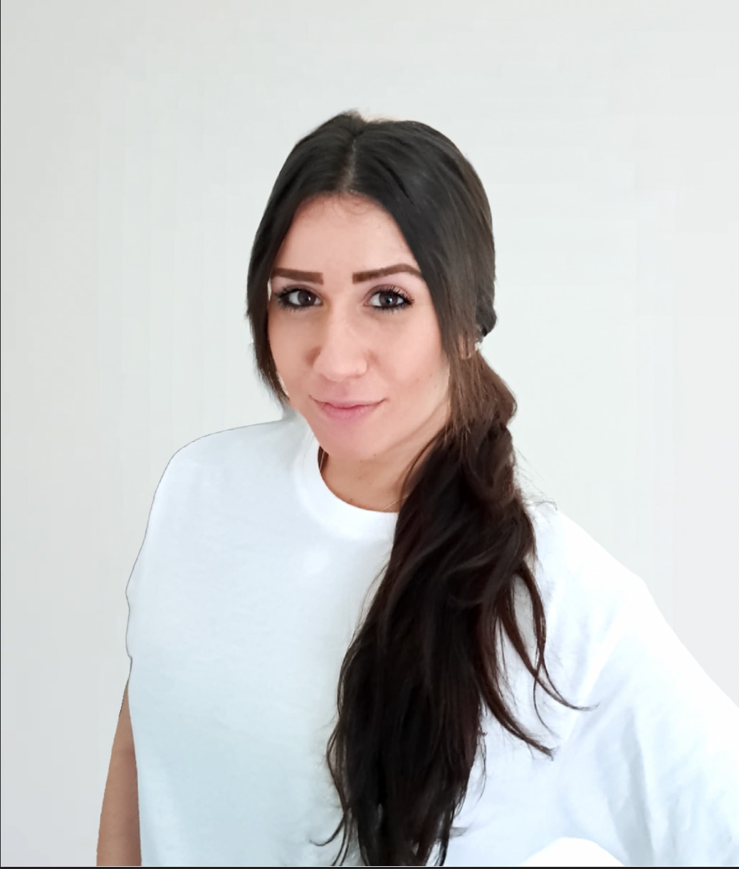 Samantha Tinelli, massaggiatrice sportiva professionale a Milano, specializzata in trattamenti fisioterapici personalizzati.