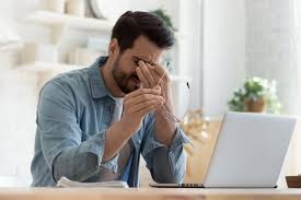 Uomo con affaticamento visivo davanti al laptop – stress visivo e sintomi vagali trattati con fisioterapia visiva a Milano